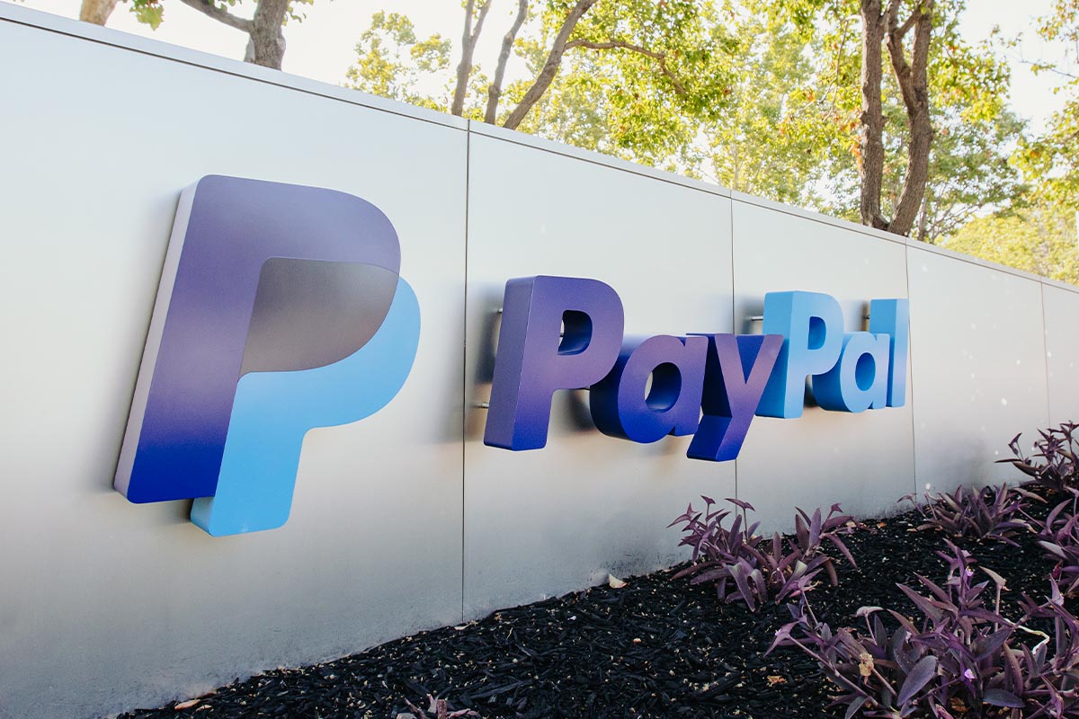 Paypal Schild unter freiem Himmel