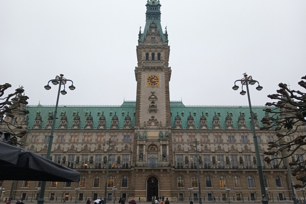 Das Hamburger Rathaus bei bewölktem Wetter.