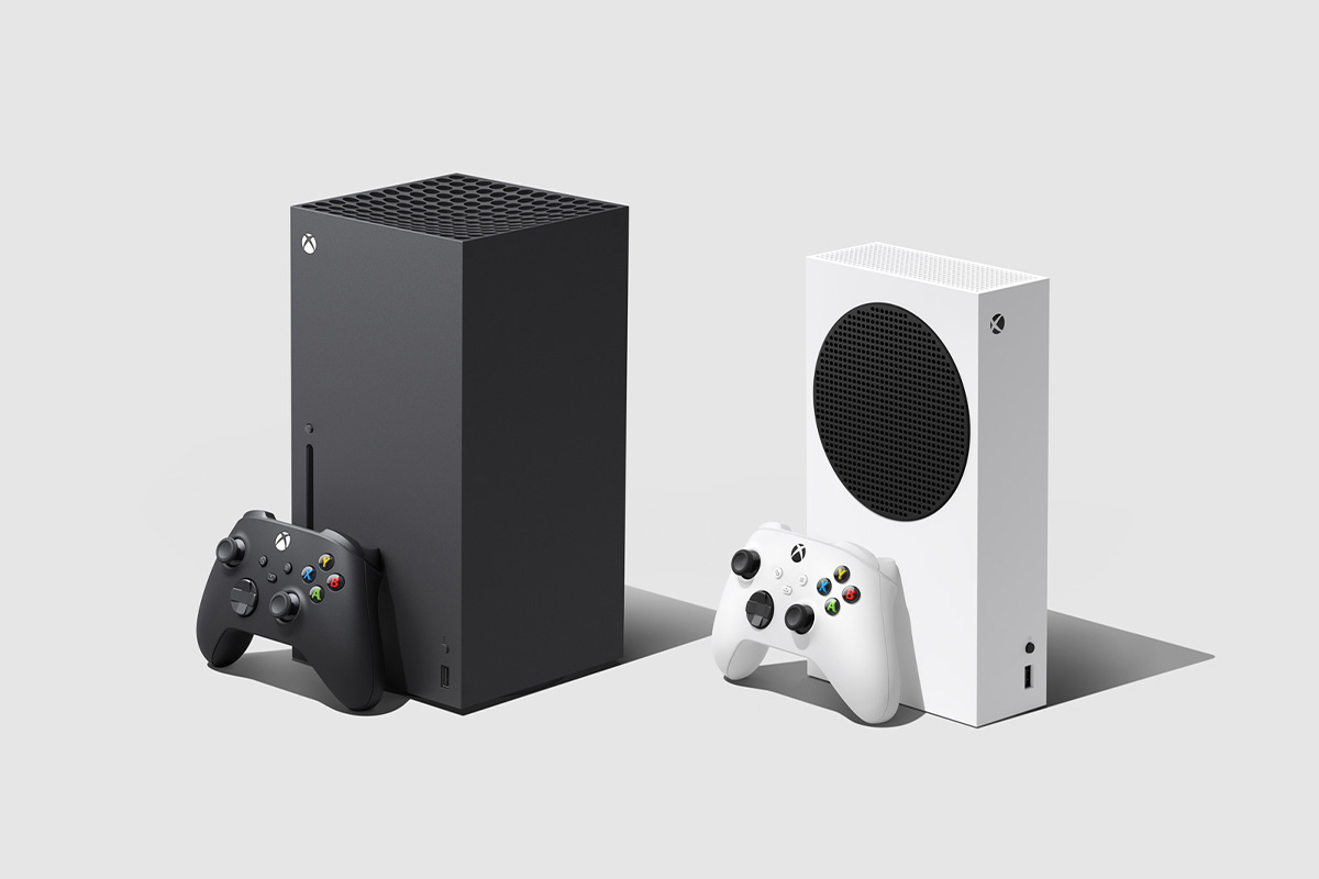 Die Xbox Series X steht neben der Xbox Series S.