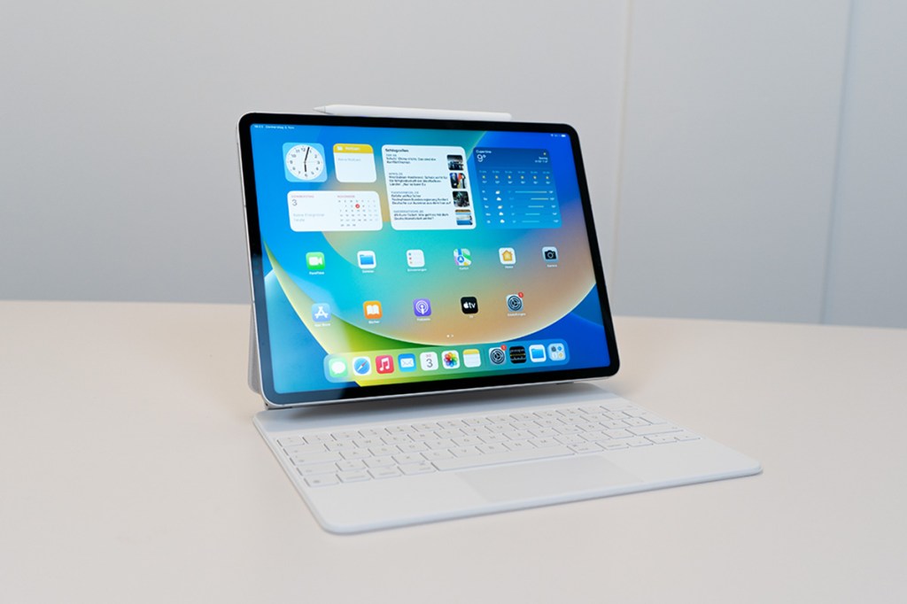 Aufgestelltes iPad Pro mit Tastatur auf weißem Tisch