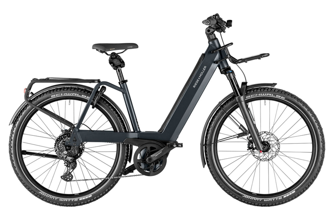 Das E-Bike Riese & Müller Nevo4 in Profilansicht vor weißem Hintergrund