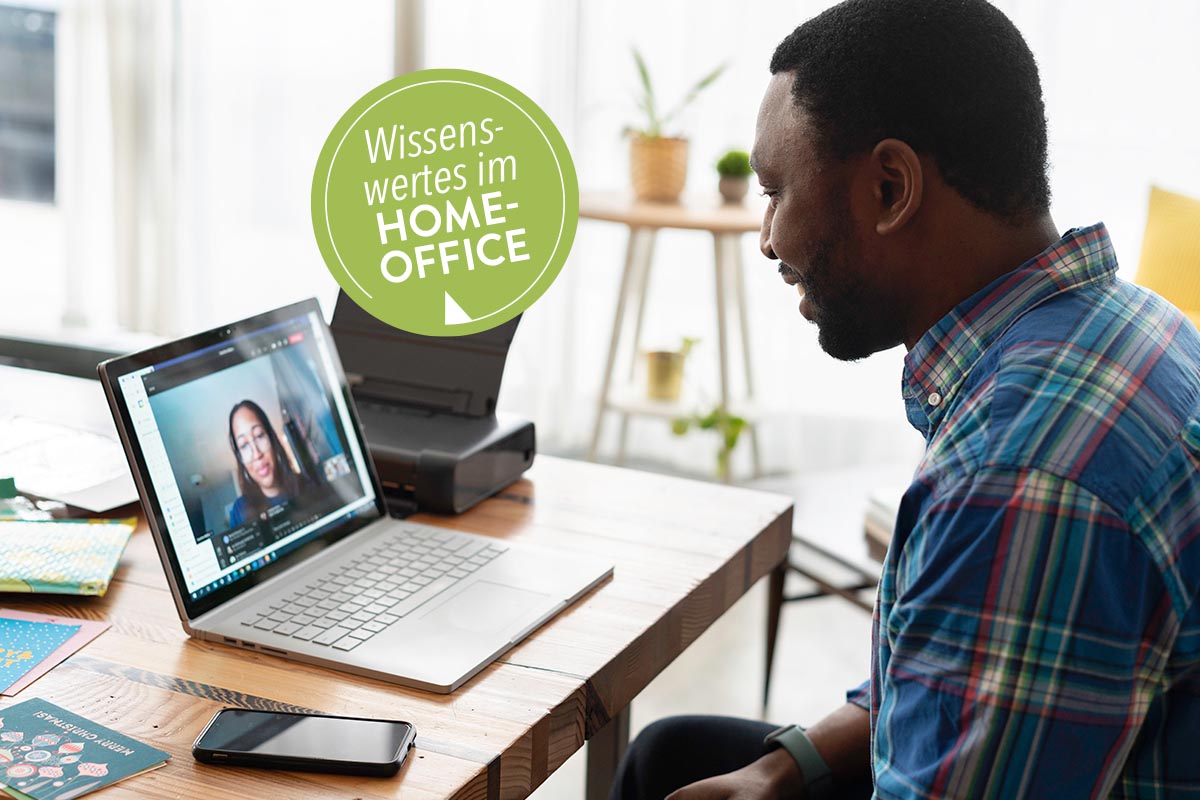 Mann sitzt vor einem Laptop in einem Videocall