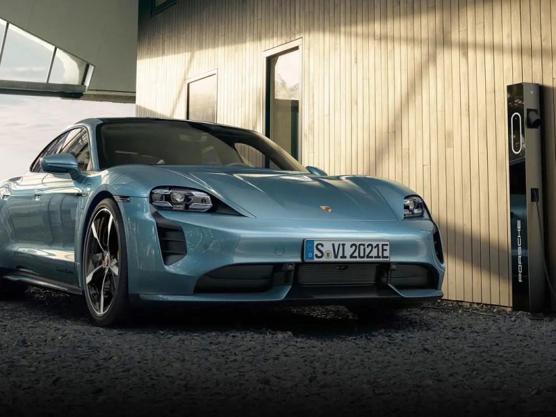 E-Auto von Porsche neben einem Haus