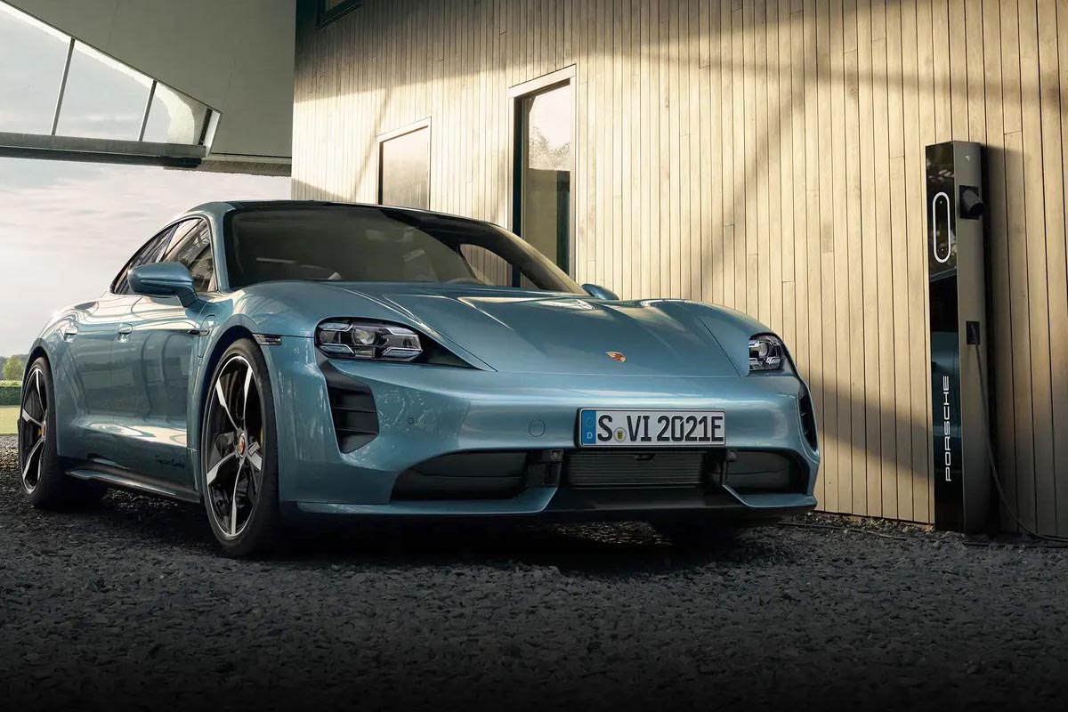 E-Auto von Porsche neben einem Haus