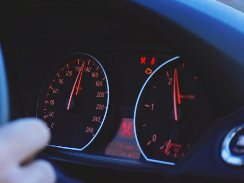 Ein Tachometer in einem Auto.