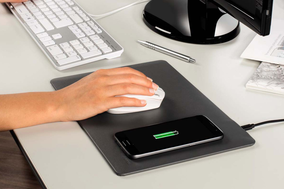 Produktbild des Hama Mauspad Wireless Charging im Betrieb.