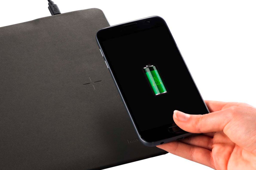 Produktbild des Hama Mauspad Wireless Charging im Betrieb.