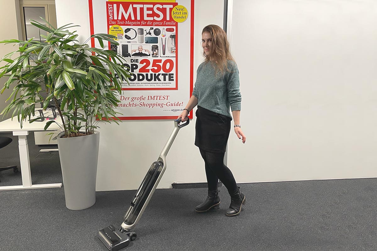 Die IMTEST-Redakteurin saugt im IMTEST-Büro mit dem neuen Mach V1 Akku-Saugwischer.