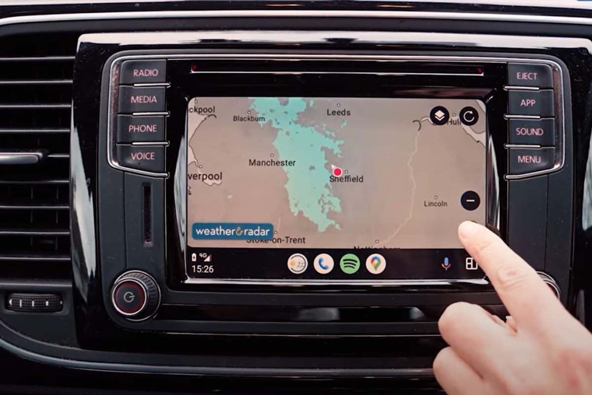 Display von Adroid Auto Infotainment System mit WetterOnline App