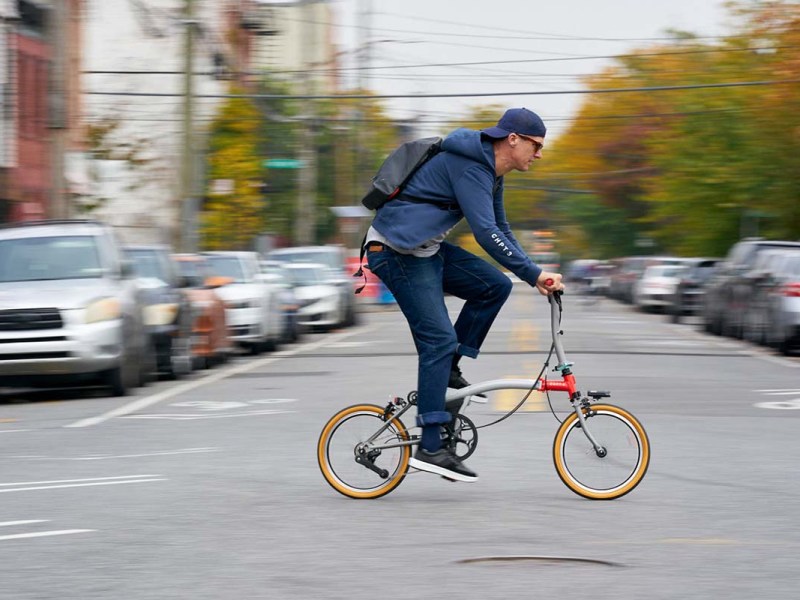 Mann fährt auf dem neuen Faltrad 4th Edition von Brompton