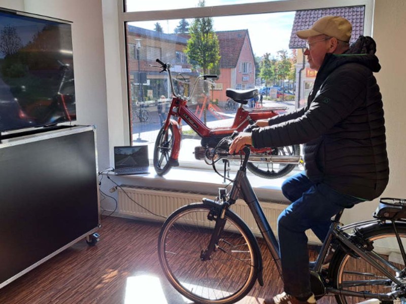 Mann auf dem Fahrradsimulator der Verkehrswacht Vechta