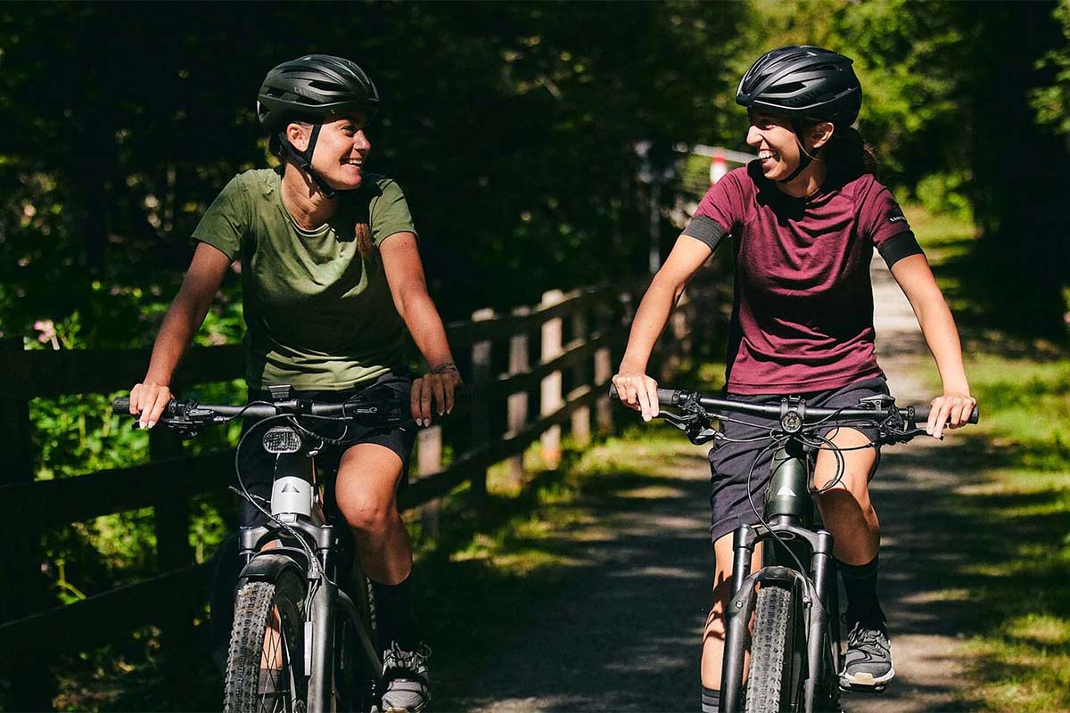 zwei Fahrradfahrer mit E-SUV-Bikes von Canyon fahren durch die Natur