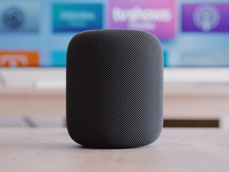 Apple HomePod auf einem Tisch stehend