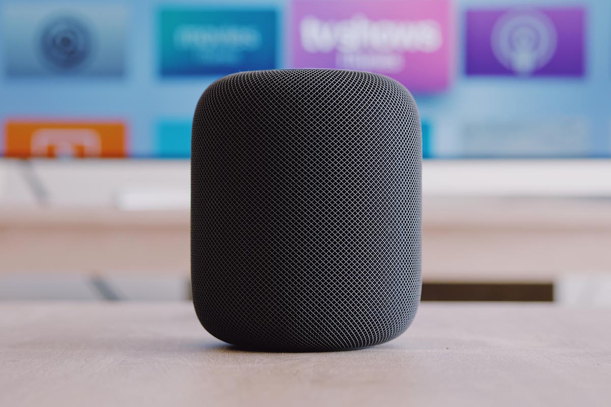 Apple HomePod auf einem Tisch stehend