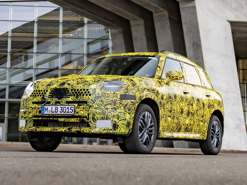 MINI von BMW unter freiem Himmel auf Asphalt