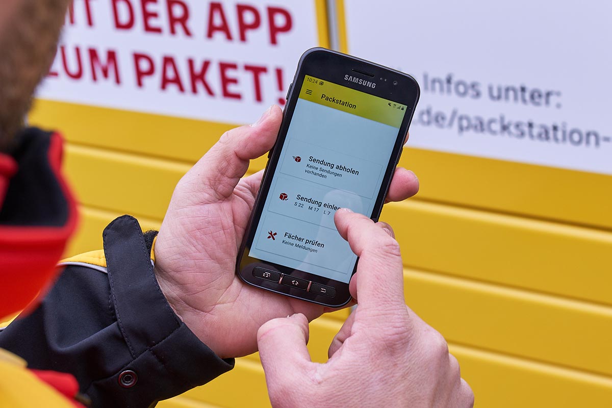 Smartphone mit geöffneter Post-App