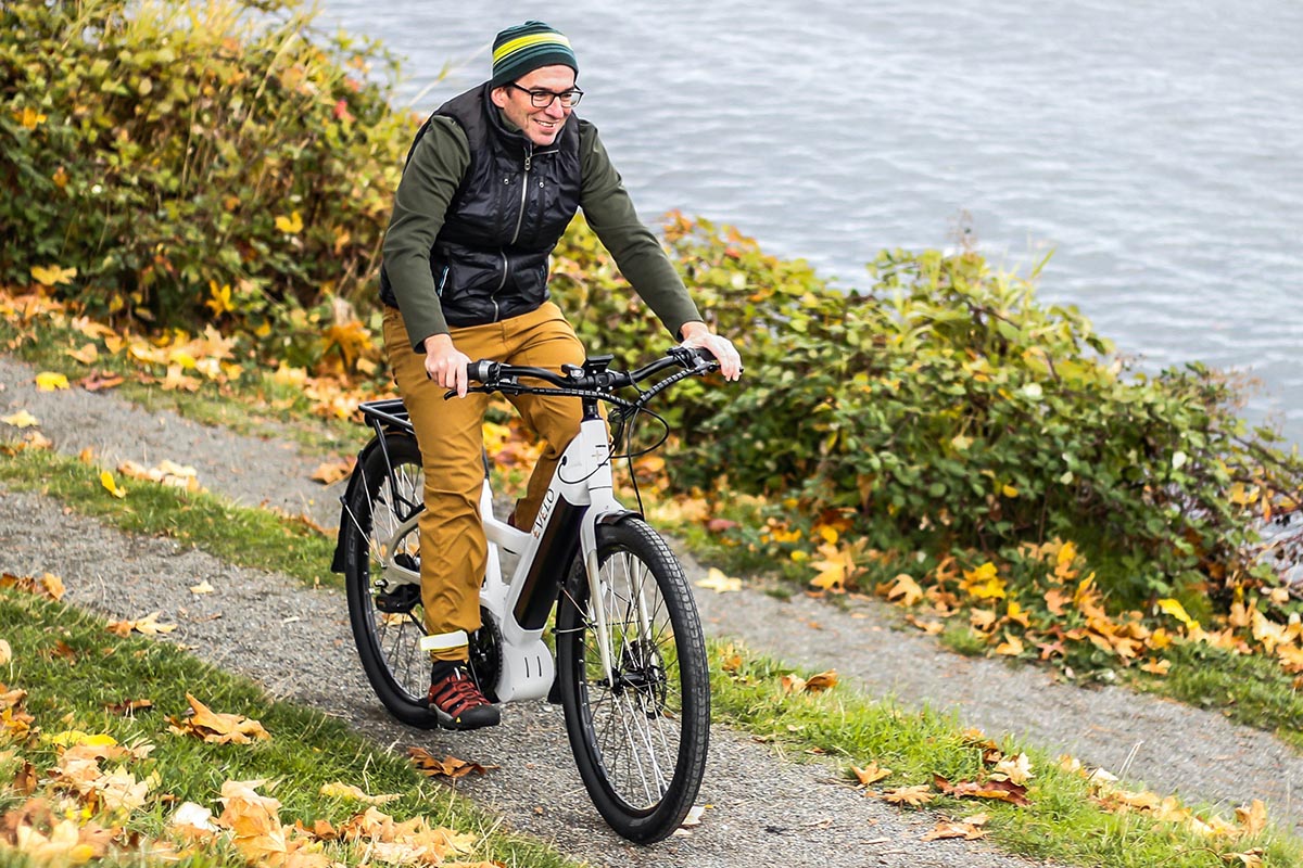 Mann auf einem E-Bike unter freiem Himmel