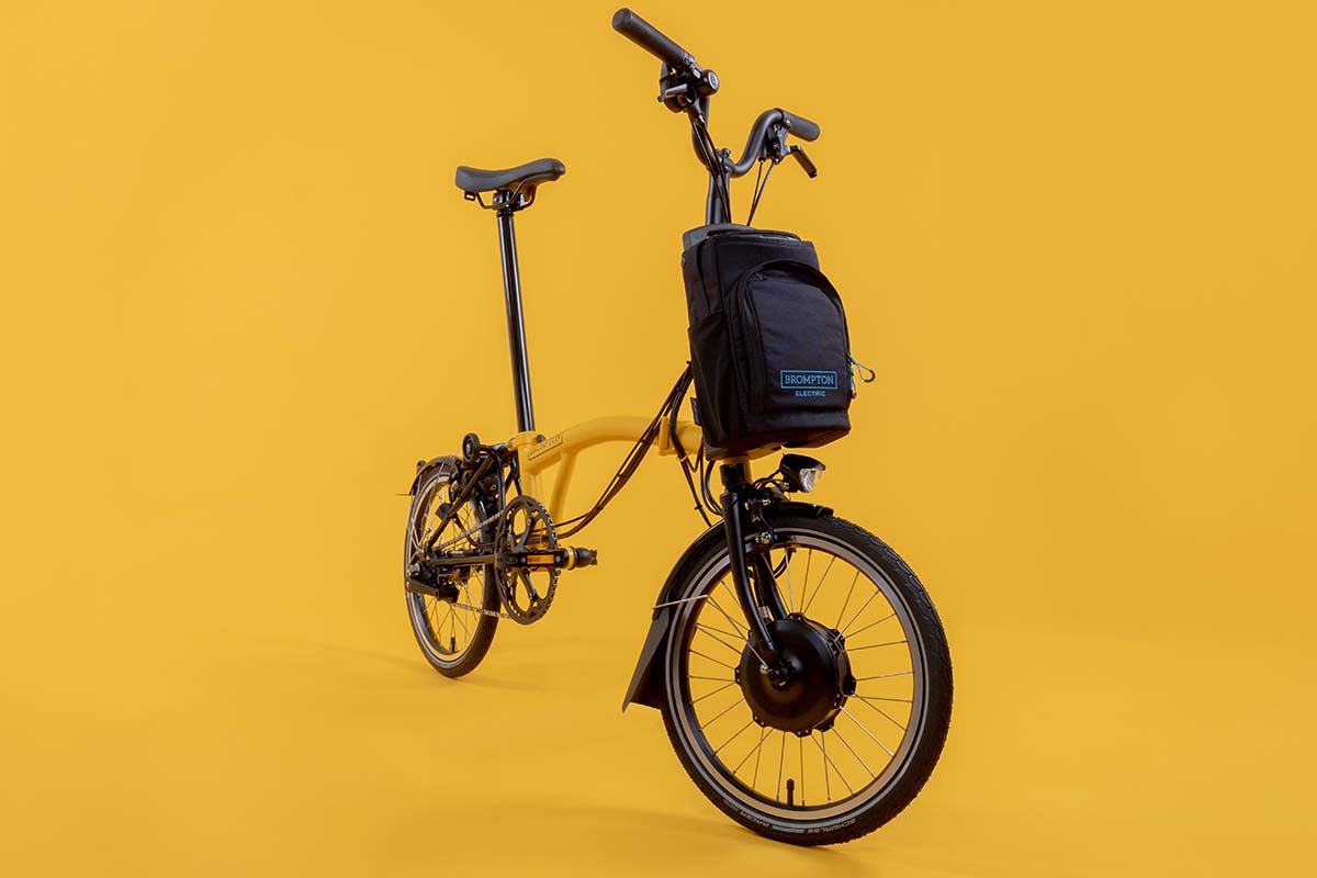 Productshot E-Faltrad Electric C Line von Brompton auf gelben Hintergrund