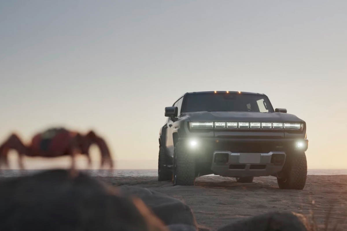 Der GMC Hummer EV SUV in ikonischen Darstellung mit einer Krabbe.