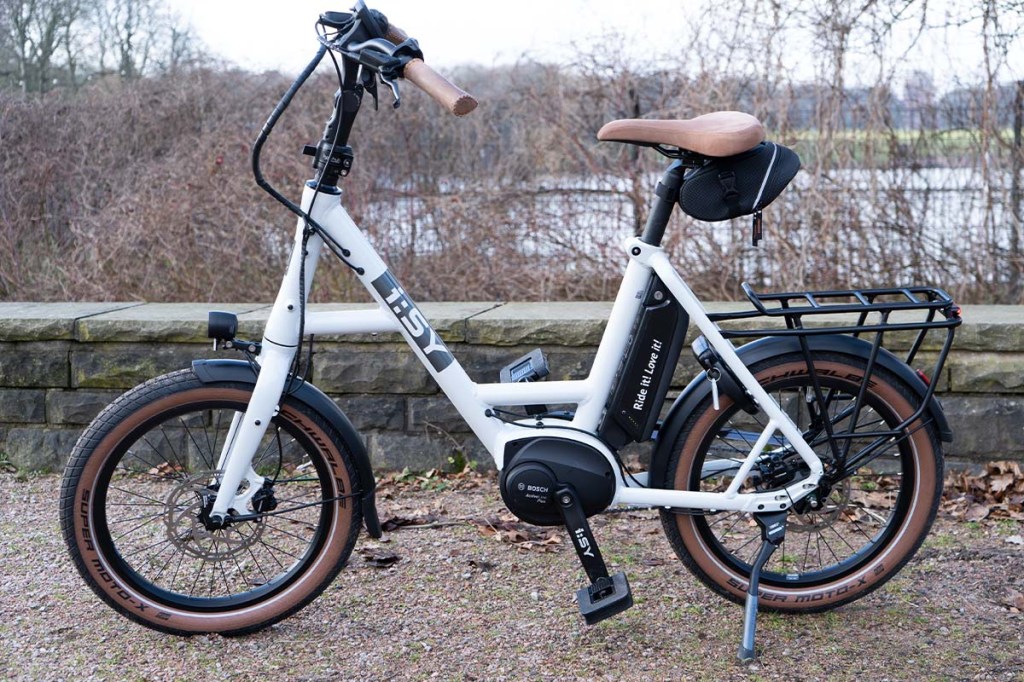 E-Bike I:SY F8 S B in einem Park vor einer Mauer stehnend