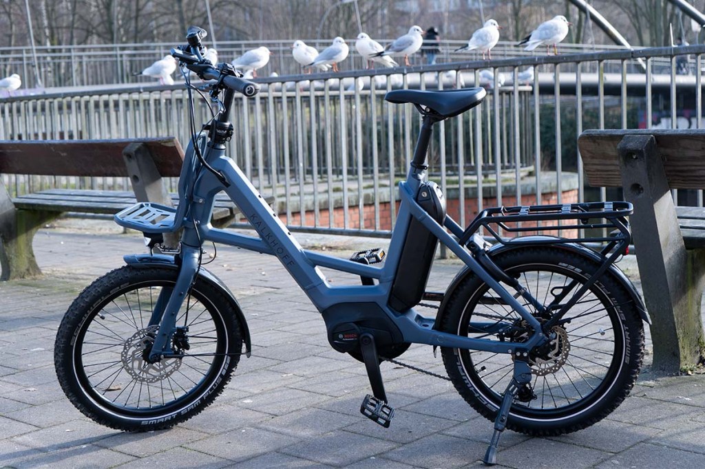 E-Bike von Kalkhoff vor einer Brücke stehend,Modell Entrice C.B Excitte+