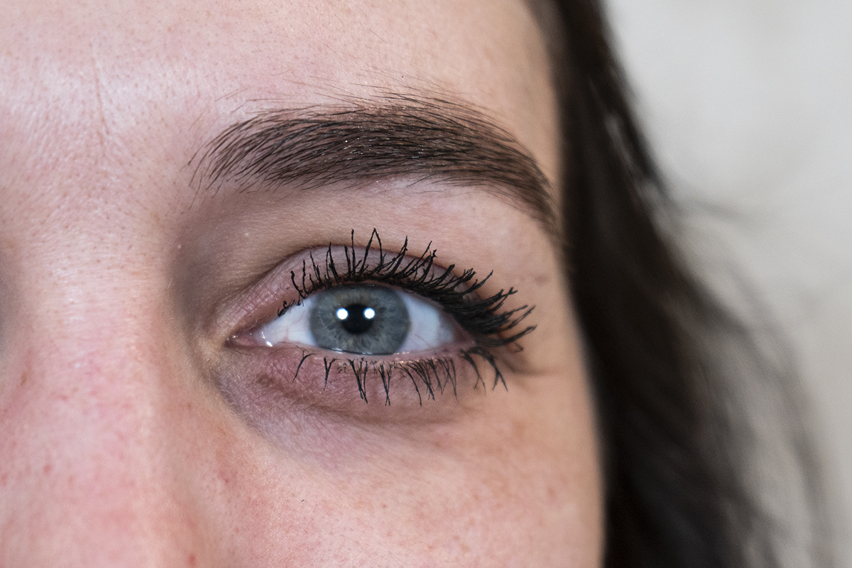 Blaues Auge von Frau mit Mascara