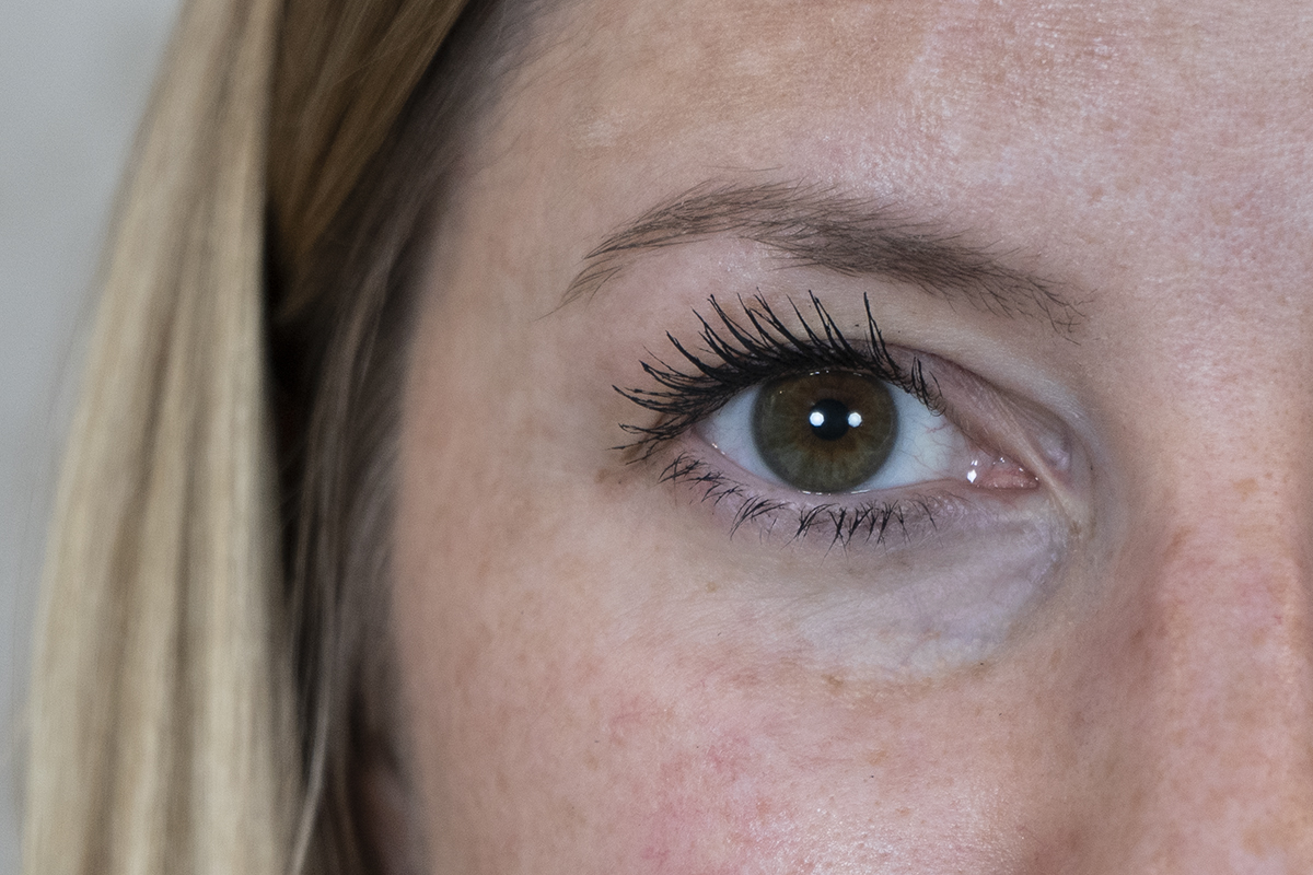 braunes Auge von Frau mit Mascara