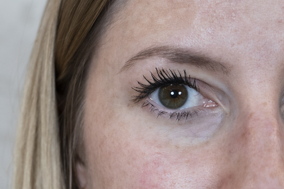 braunes Auge von Frau mit Mascara