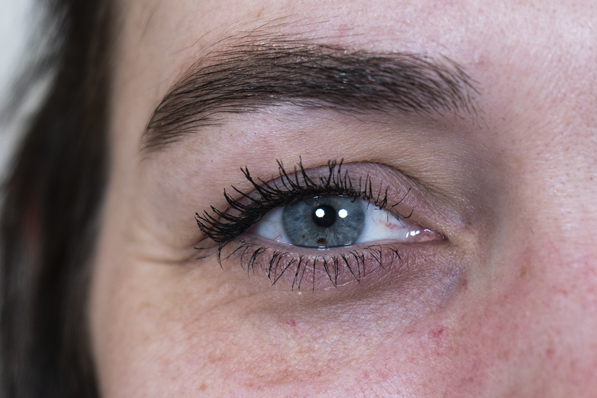 Blaues Auge von Frau mit Mascara