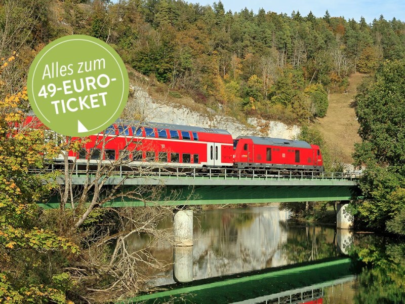 Eine Regionalbahn fährt auf einer Brücke