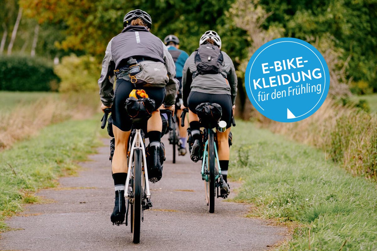 Drei Radfahrer unter freiem Himmel