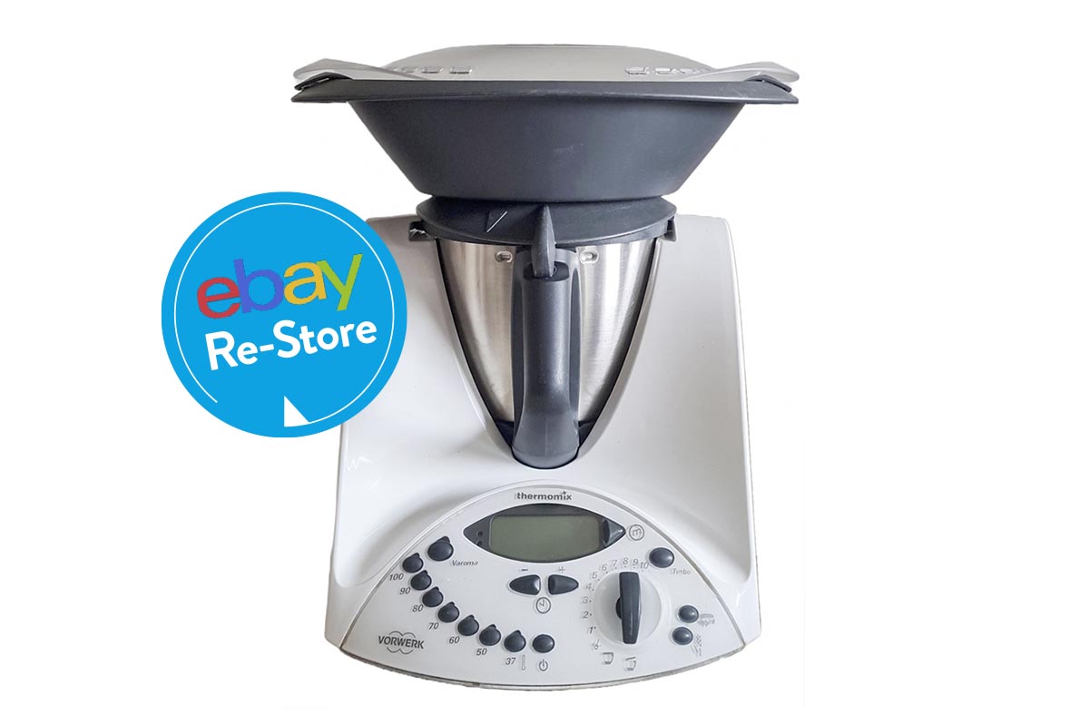 Weiß silberne Küchenmaschine Thermomix auf weißem Hintergrund mit blauem Stempel "eBay Re-Store"