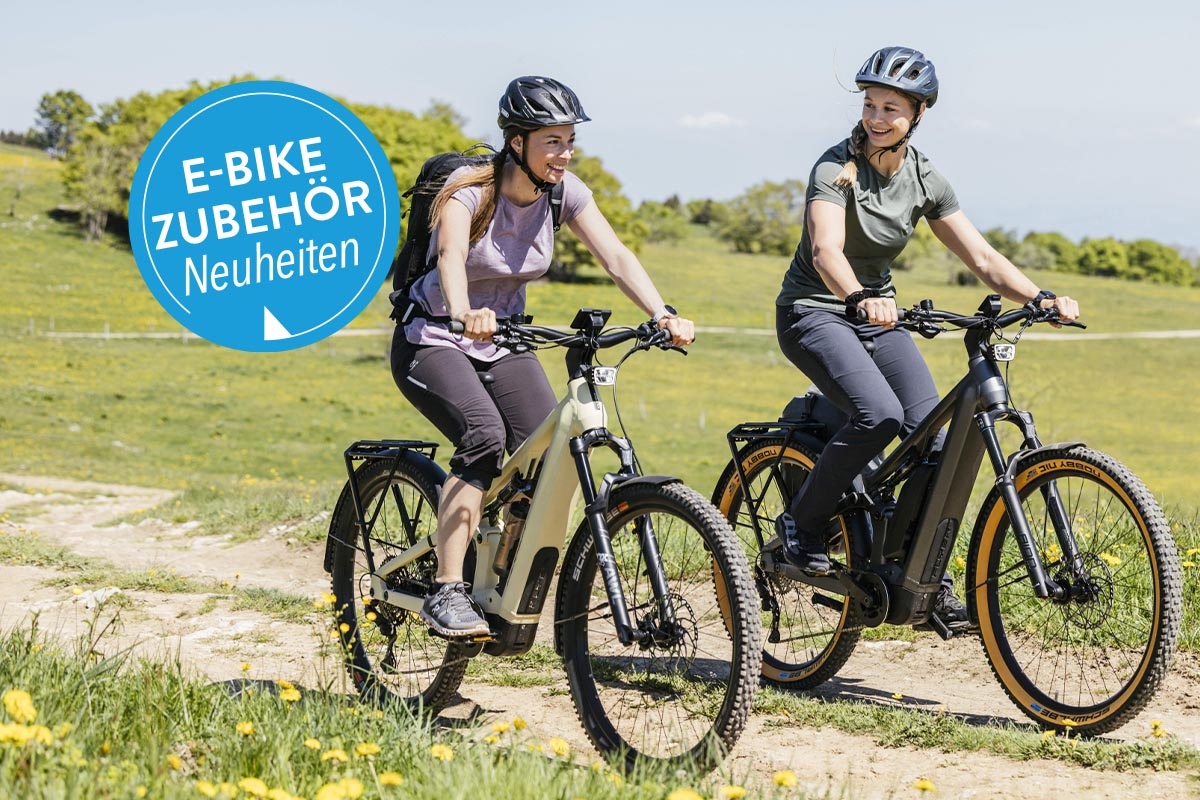 Zwei Menschen auf einem E-bike unter freiem Himmel