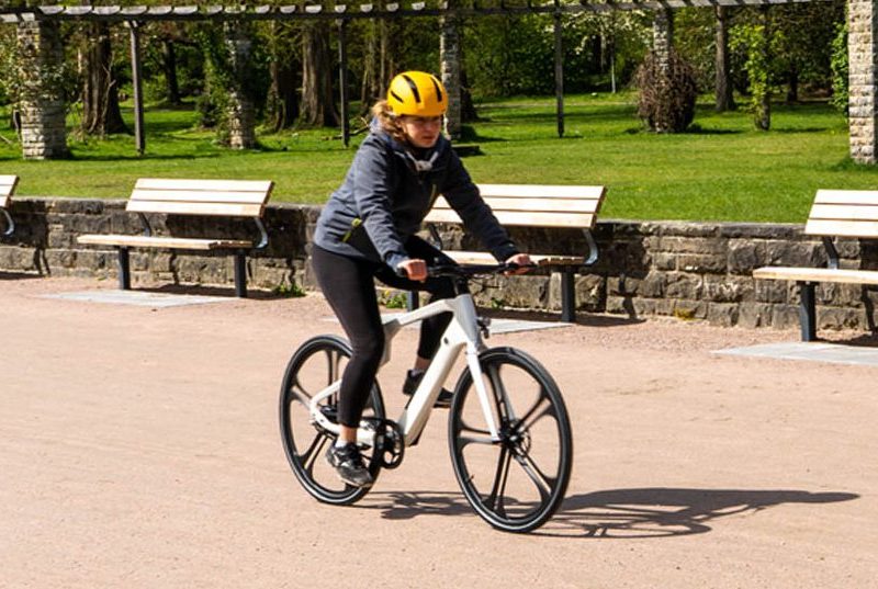 Livebild einer jungen Frau mit gelbem Helm auf dem weißen Blade One von IO Mobility.