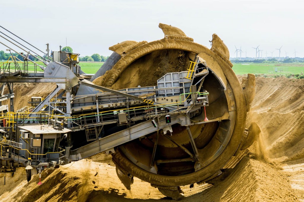 Ein Braunkohle-Bagger bei der Arbeit