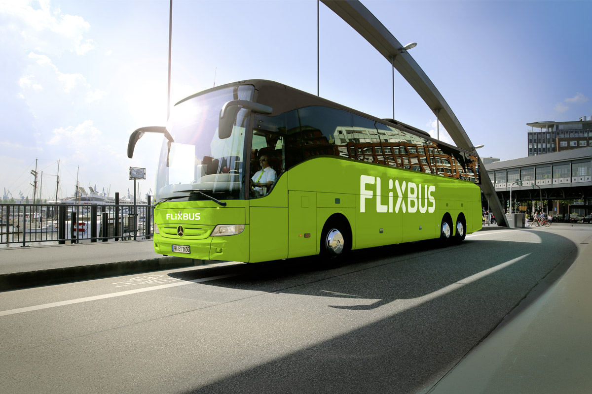 Ein Flixbus fährt über eine Brücke in Hamburg.