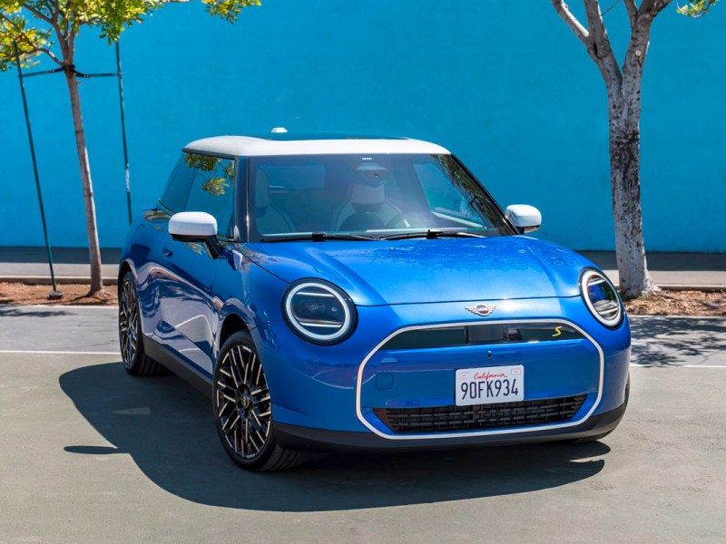 Der neue Mini Cooper Electric vor einer blauen Wand.