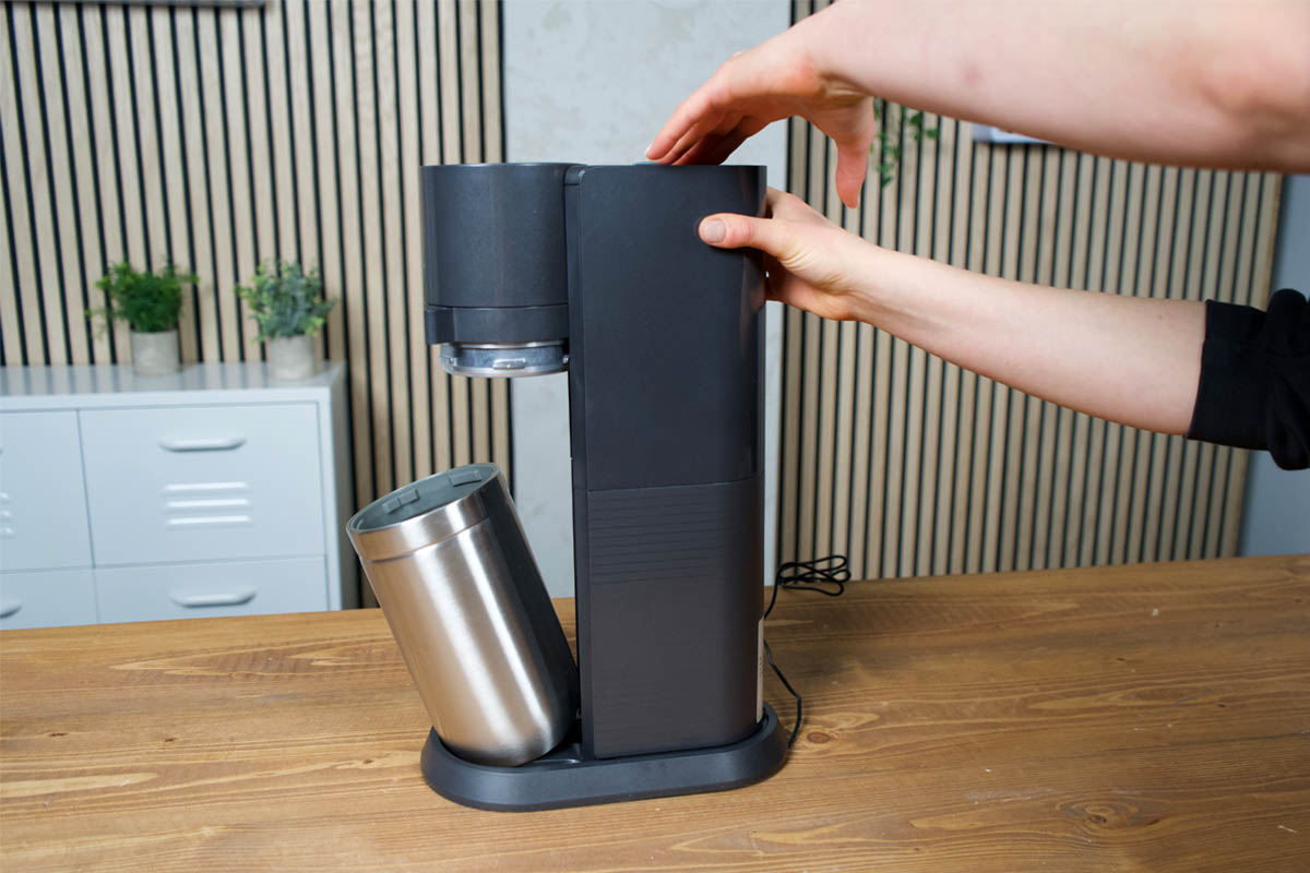 Ausbau des CO2-Zylinders aus dem E-Duo von Sodastream