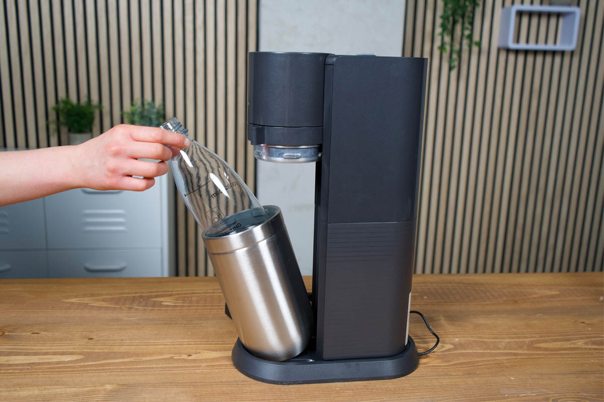 Flasche stellen in den den E-Duo von Sodastream