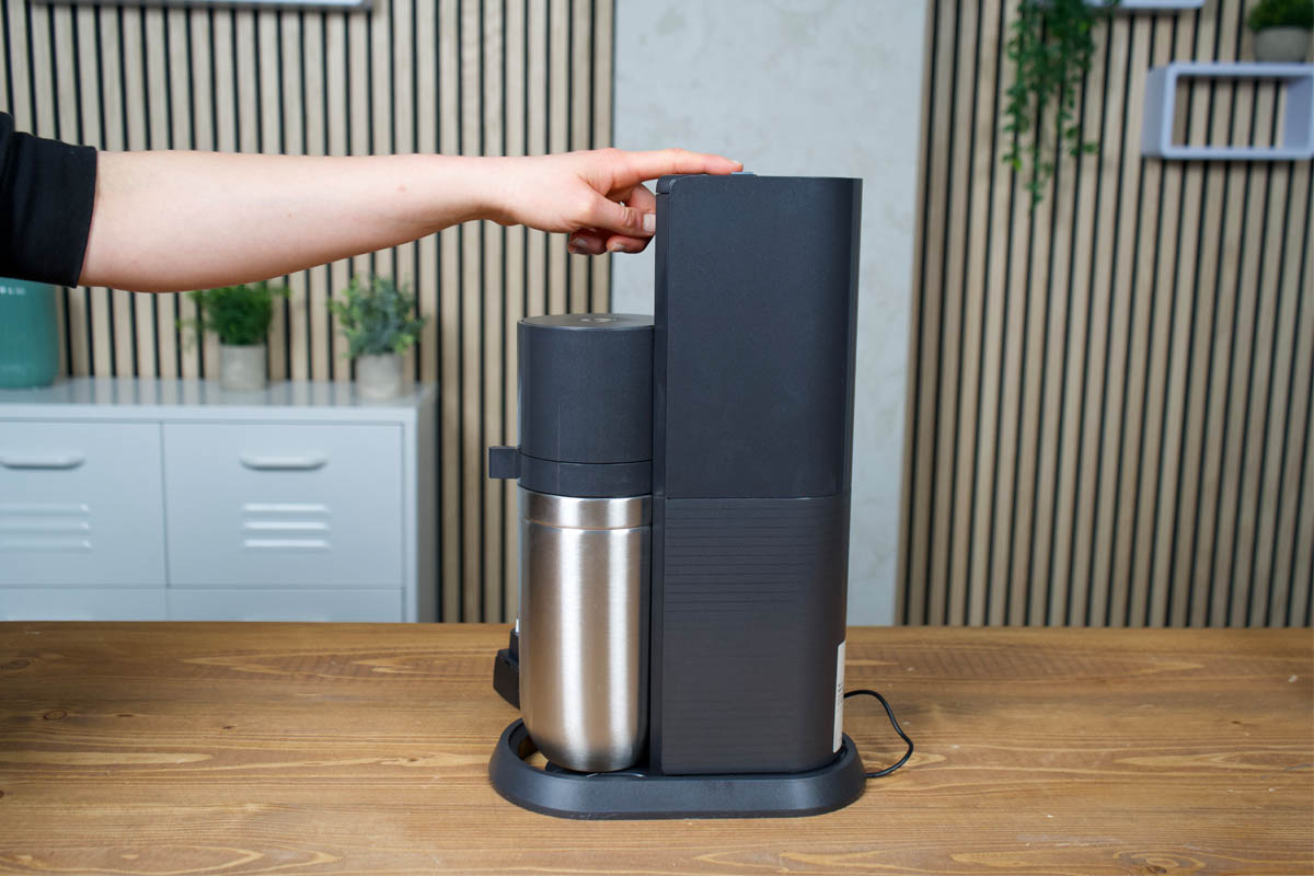 Den Knopf drücken beim E-Duo von Sodastream