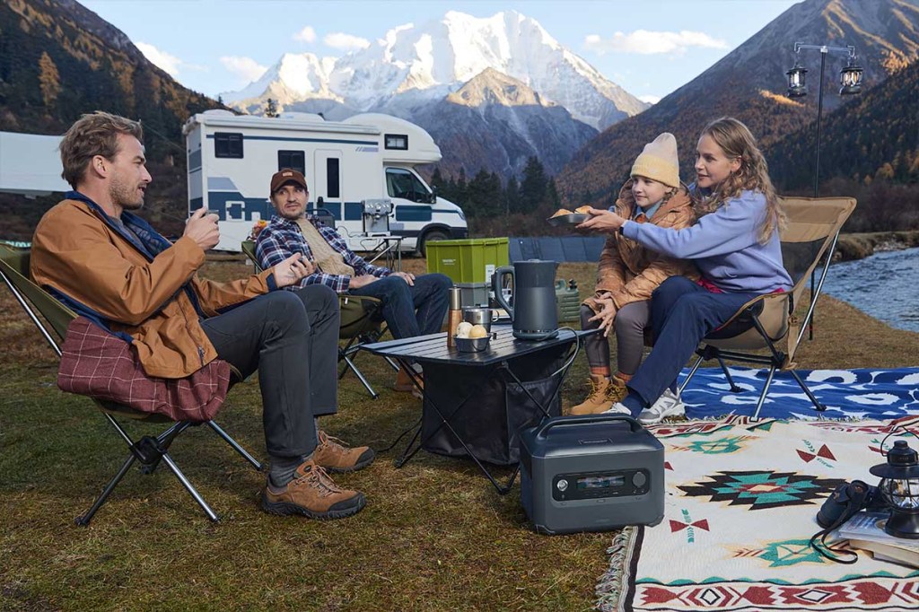 Mehrere Personen beim Camping in den Bergen mit einer Ugreen Power Station.