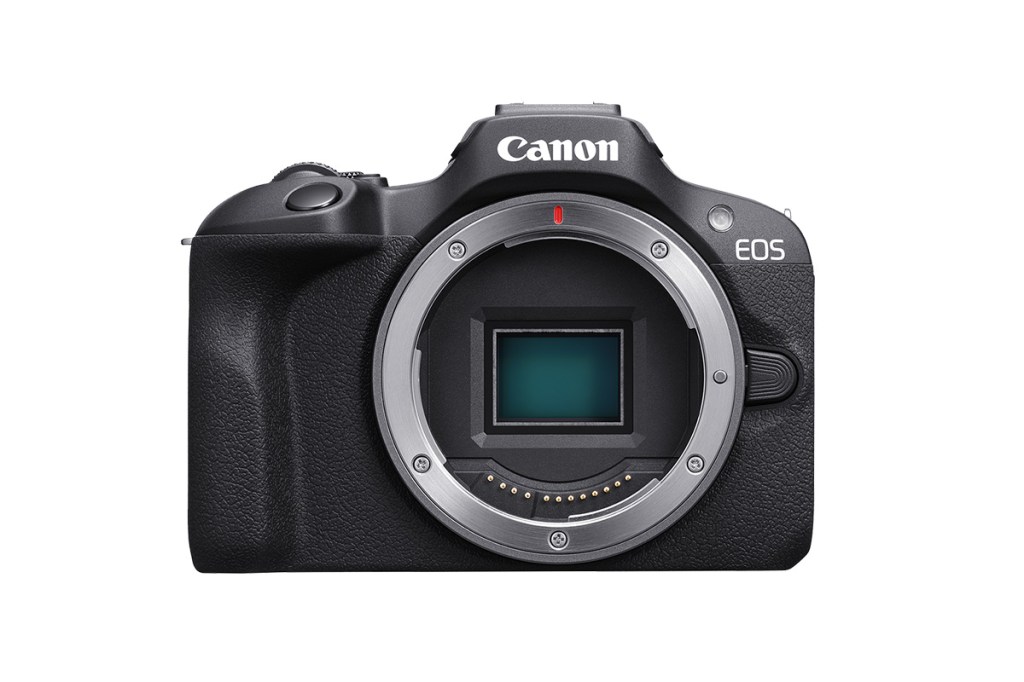 Die Canon EOS R100 vor weießem Hintergrund.