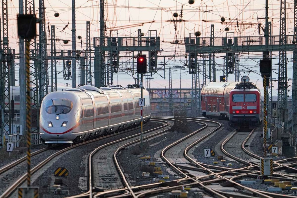 Züge stehen auf Gleisen in einem Bahnhof.