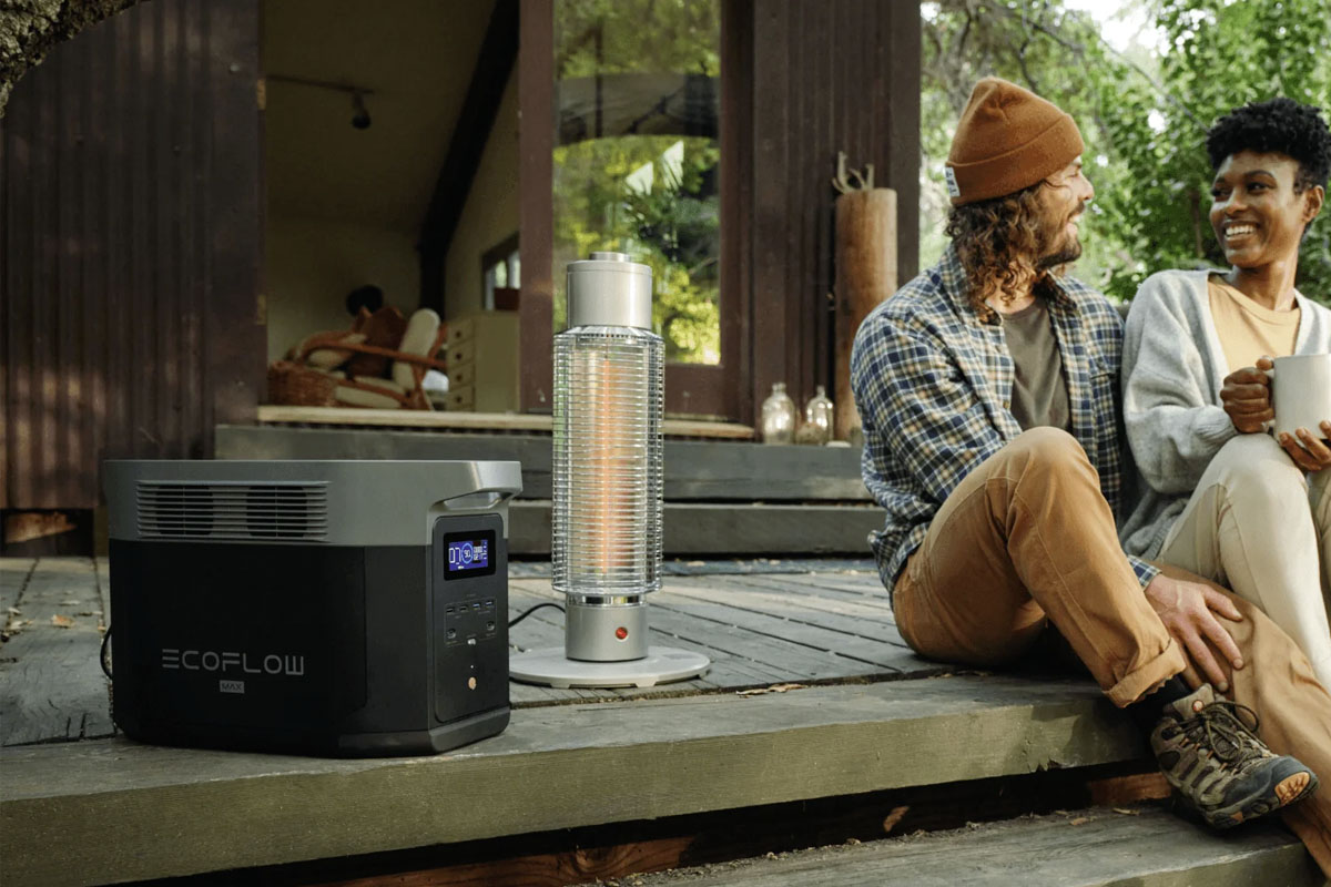 Zwei Menschen sitzen auf der Veranda, daneben eine EcoFlow Powerstation.