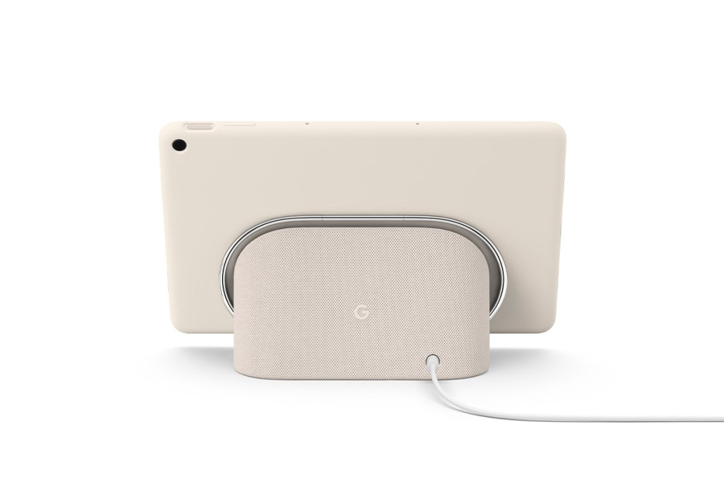 Die Docking-Station des Google Pixel Fold vor weißem Hintergrund.