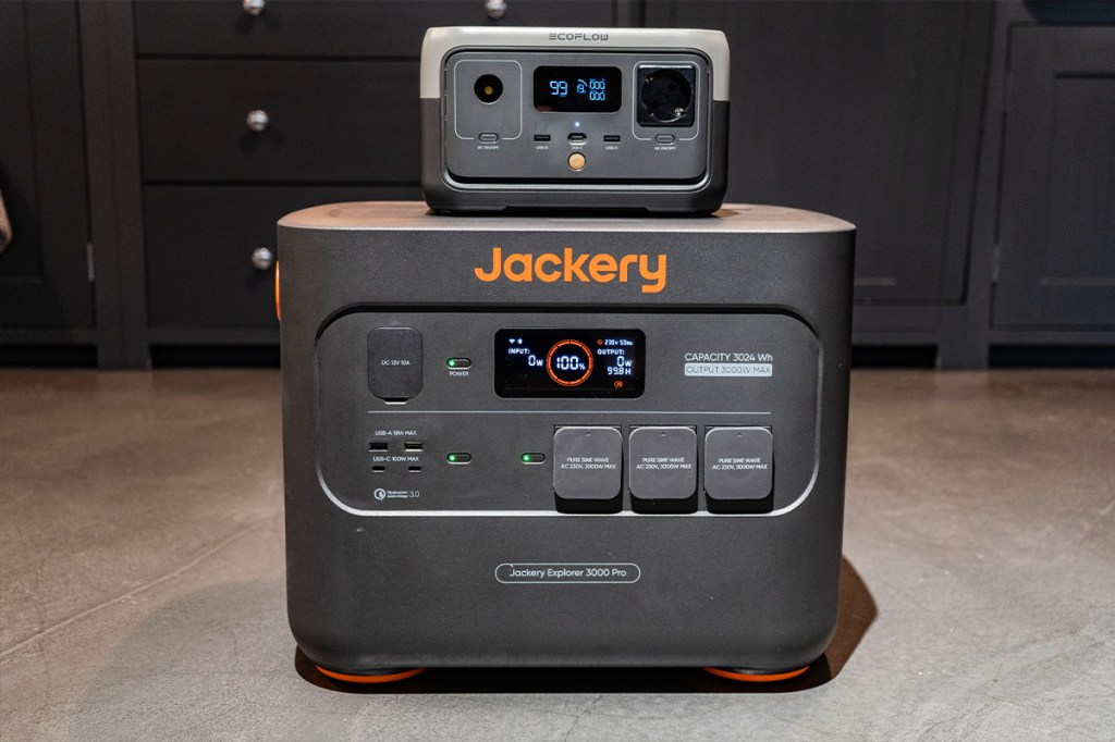 Eine kleine Powerstation von EcoFlow steht auf einem großen Modell von Jackery.