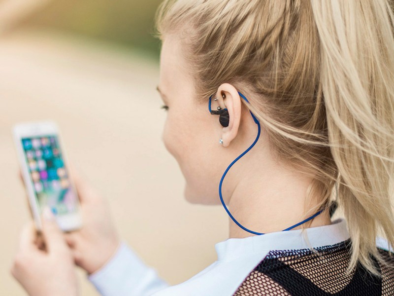 Eine Frau trägt Bluetooth-Kopfhörer von Hama beim Joggen.