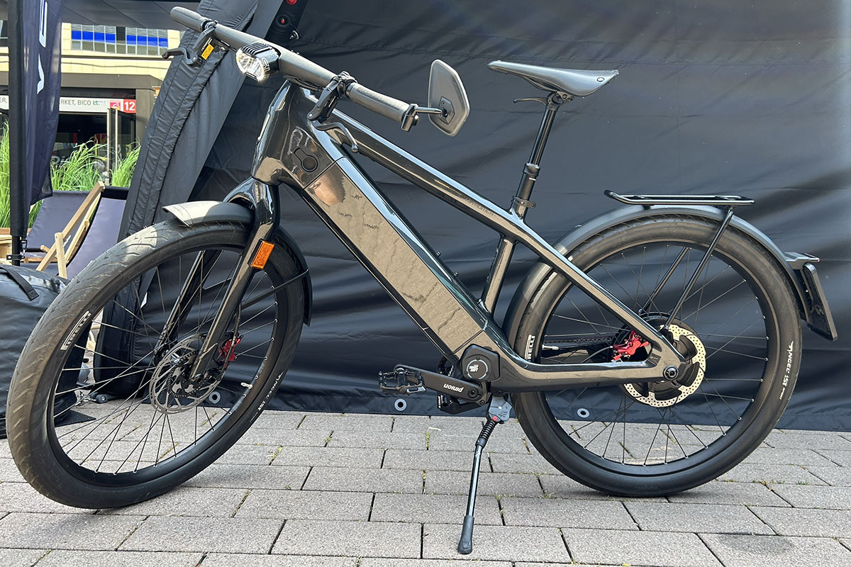 S-Pedelec Stromer ST7 im Profil vor Messestand auf Eurobike.