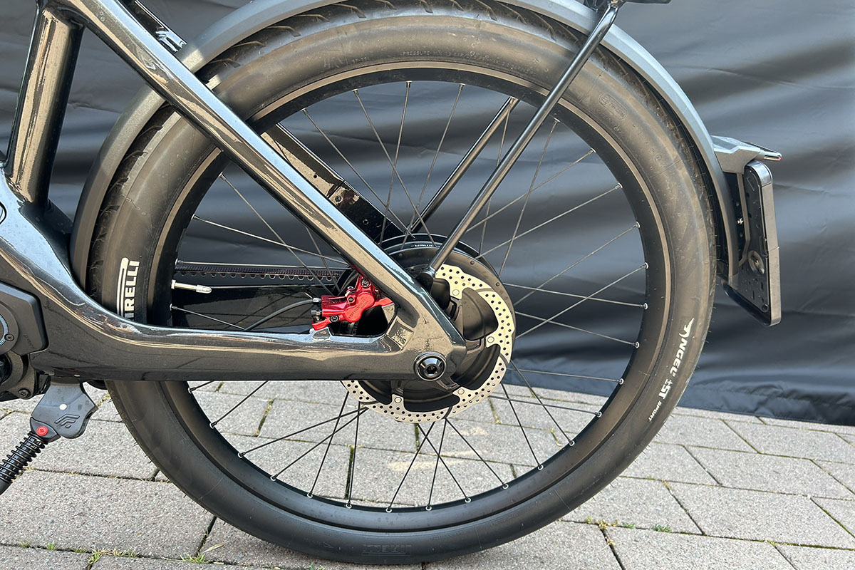 Detailaufnahme Hinterrad des S-Pedelec Stromer ST7 vor Messestand auf Eurobike.