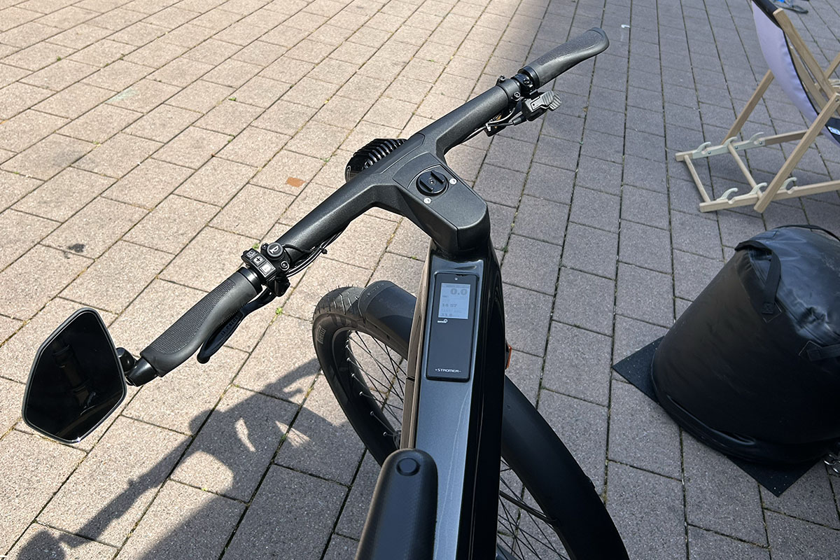 Detailaufnahme Lenker des S-Pedelec Stromer ST7 vor Messestand auf Eurobike.